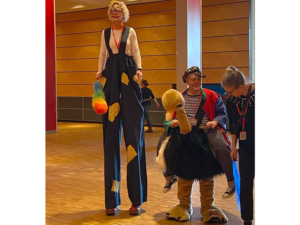 Die Clowns Luftikus mit Lucie und Floh als Stelzenclown bei der Begrüßung